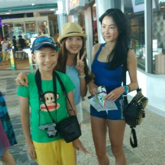 张柏芝带子参观亲自买票 背心短裤身材好