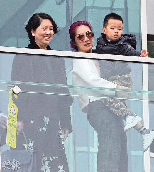 杨千嬅孝敬婆婆，三代同堂还赢奖金！