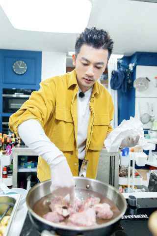 “有梗大王”苏有朋揽客满分 《中餐厅》欢乐不断