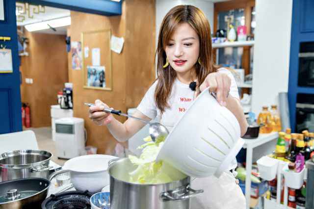 《中餐厅2》再现新餐品 赵薇玫瑰腐乳猪蹄竟遭嫌弃？