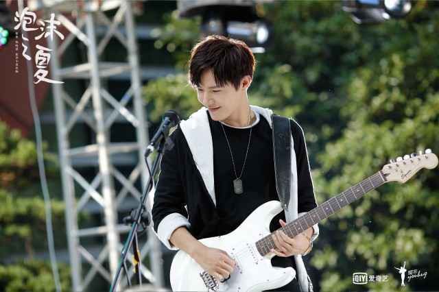 明晓溪力挺新版《泡沫之夏》 品质全面升级打造爆款剧