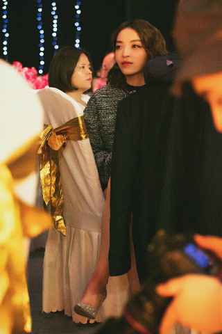 VaVa喜获CMA唱工委音乐奖三项提名 秒变淑女长腿抢镜