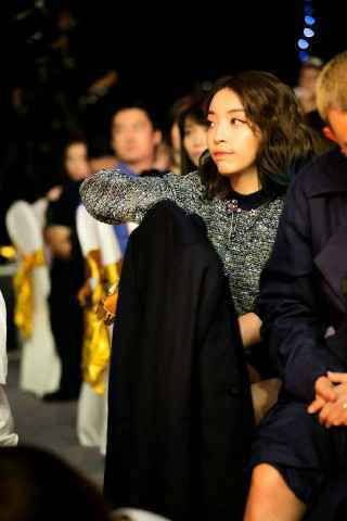 VaVa喜获CMA唱工委音乐奖三项提名 秒变淑女长腿抢镜