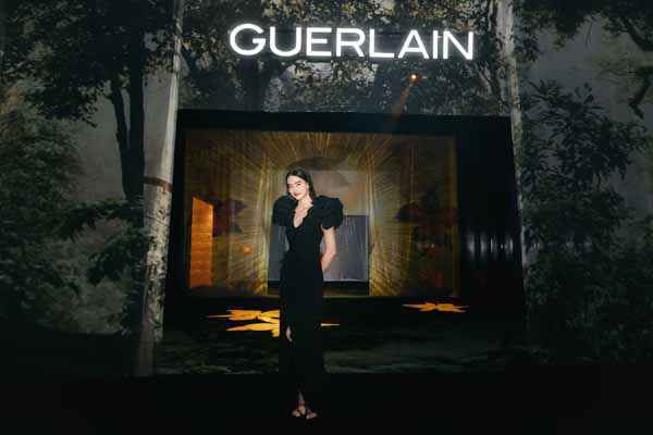 李宛妲化身“暗夜精灵”出席时尚晚宴 自信灵动引人瞩目