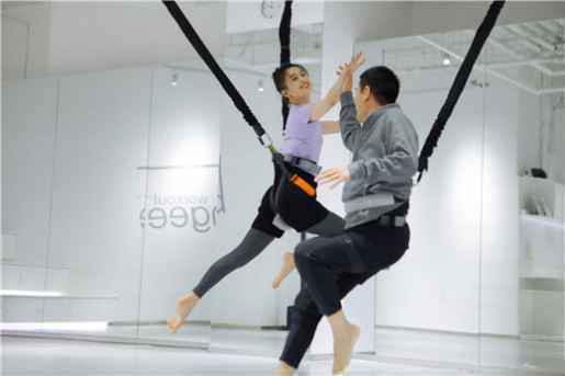 黄圣依杨子“空中芭蕾” 夫妻合体挑战室内蹦极