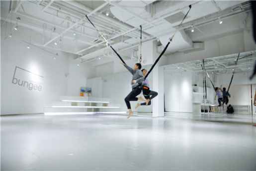 黄圣依杨子“空中芭蕾” 夫妻合体挑战室内蹦极