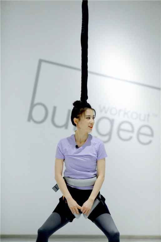 黄圣依杨子“空中芭蕾” 夫妻合体挑战室内蹦极