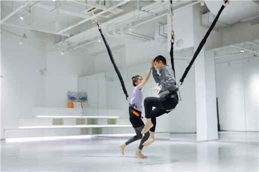 黄圣依杨子“空中芭蕾” 夫妻合体挑战室内蹦极