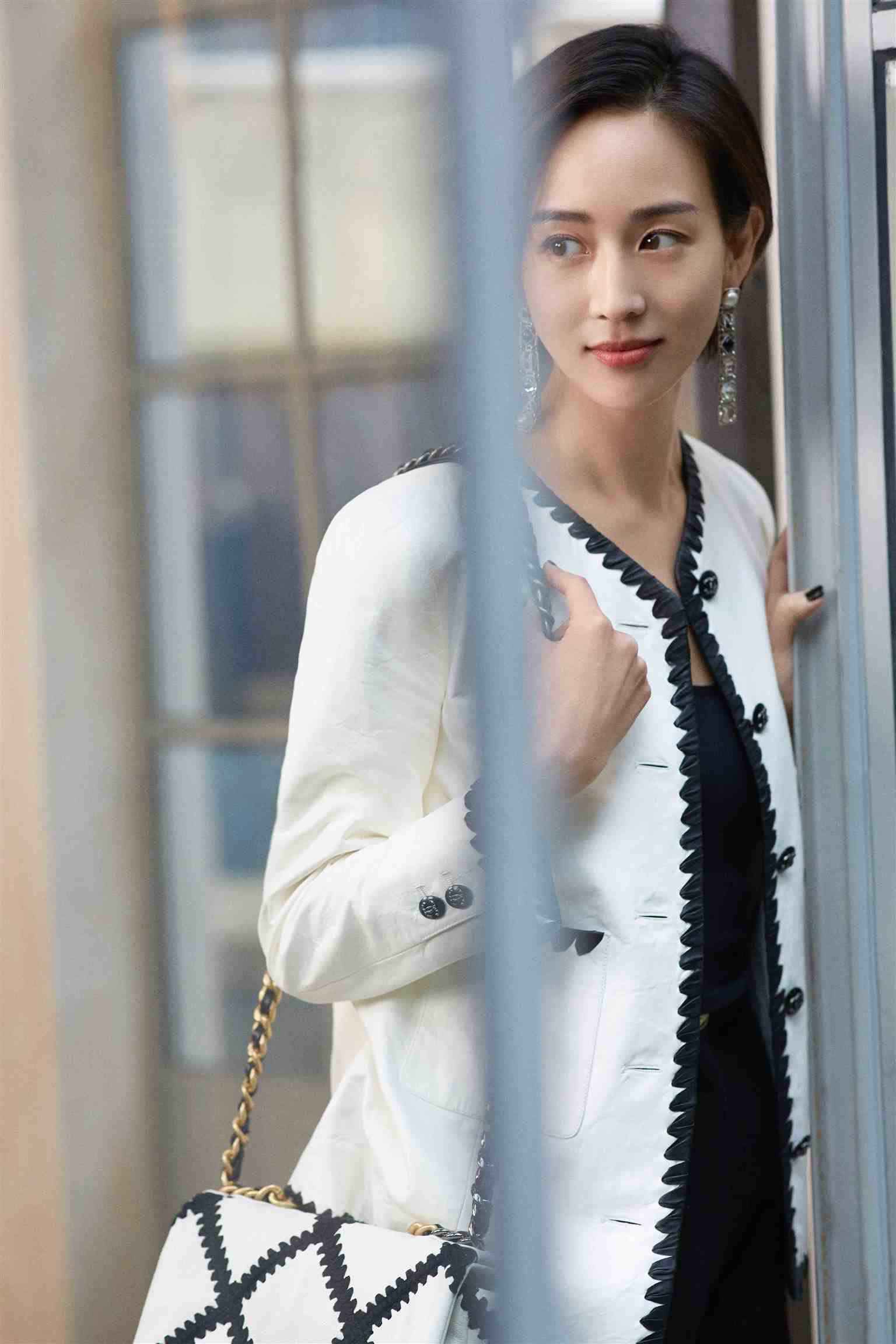 张钧甯黑白撞色时尚穿搭 简约大气优雅十足