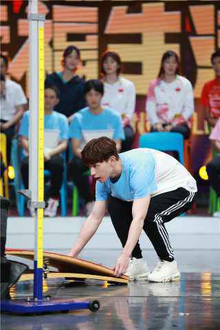 《快乐大本营》邓伦甜蜜献唱 陪你嗨翻国庆！