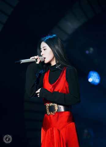 张碧晨综艺节目与孩子合唱《落叶归根》 完美和音震撼全场