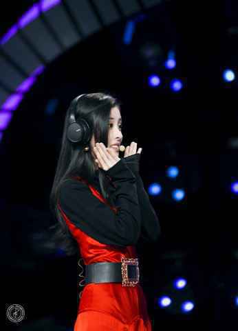 张碧晨综艺节目与孩子合唱《落叶归根》 完美和音震撼全场