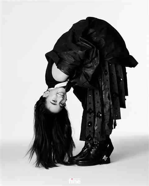 李宛妲解锁酷飒态度大片 黑白之间尽展“宛”种可能