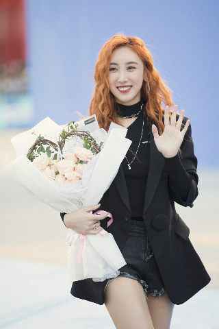 许靖韵加盟《中国音乐公告牌》 与“冻柠茶”现场自拍实力宠粉