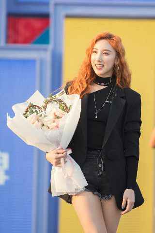 许靖韵加盟《中国音乐公告牌》 与“冻柠茶”现场自拍实力宠粉