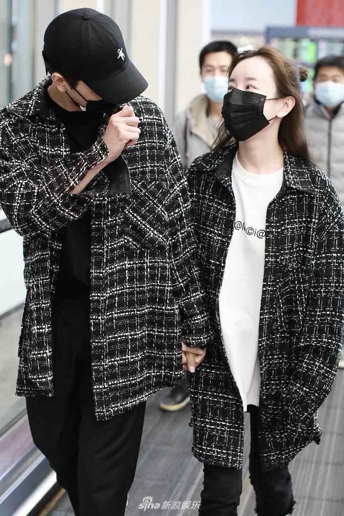 张檬小五穿情侣装牵手对视狂撒狗粮 互动有爱超甜蜜