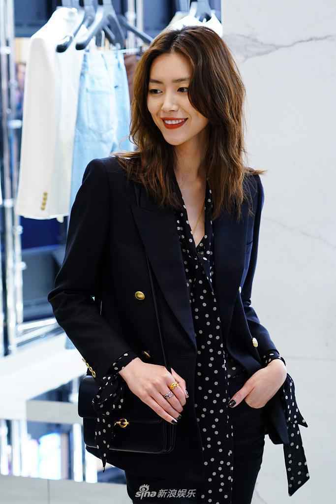 刘雯排扣西装搭波点半透视衬衫知性优雅 复古红唇显温柔