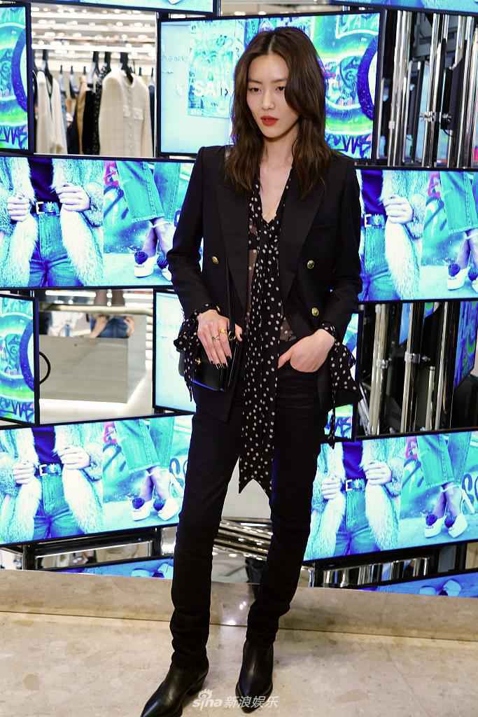 刘雯排扣西装搭波点半透视衬衫知性优雅 复古红唇显温柔