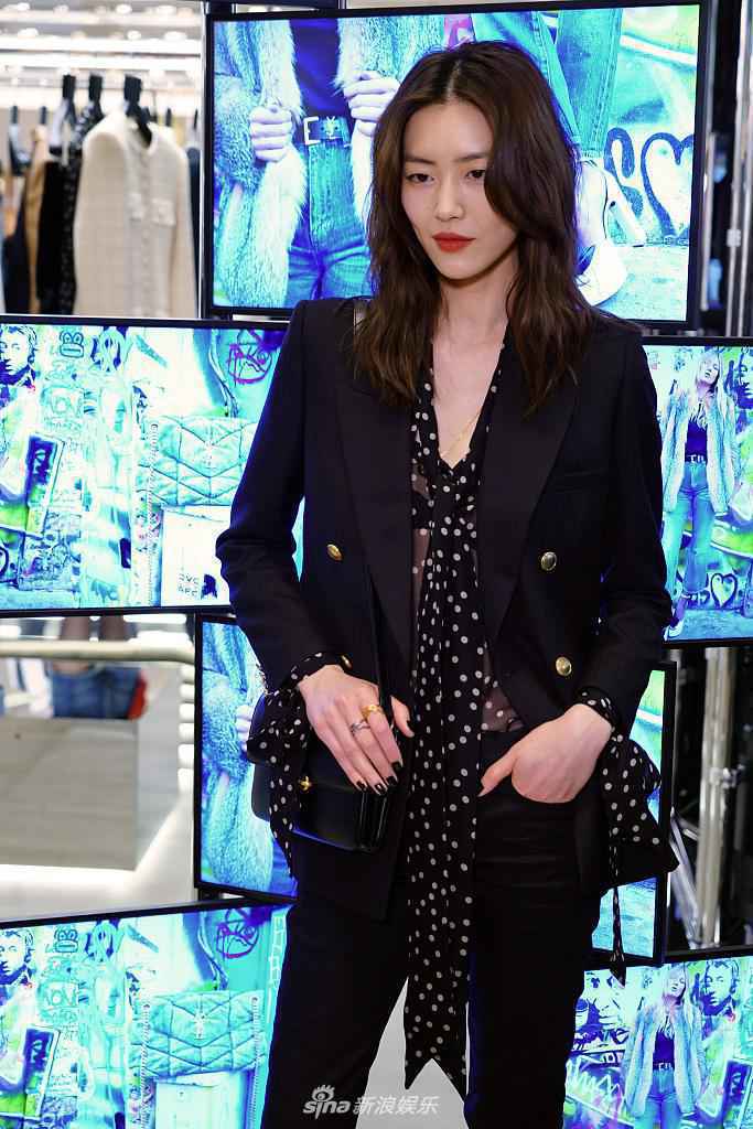 刘雯排扣西装搭波点半透视衬衫知性优雅 复古红唇显温柔