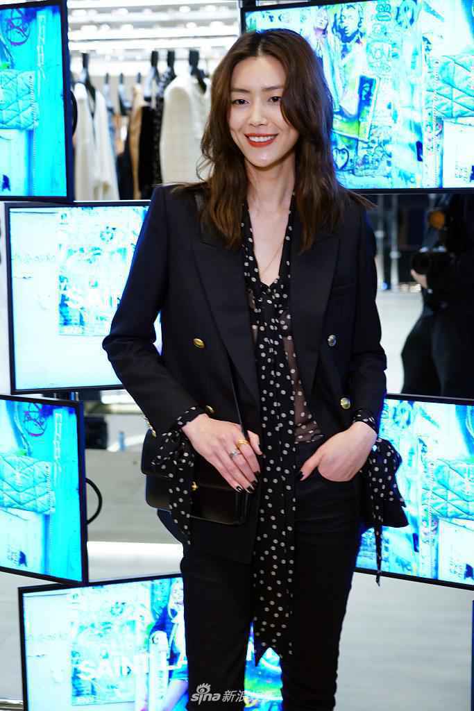 刘雯排扣西装搭波点半透视衬衫知性优雅 复古红唇显温柔