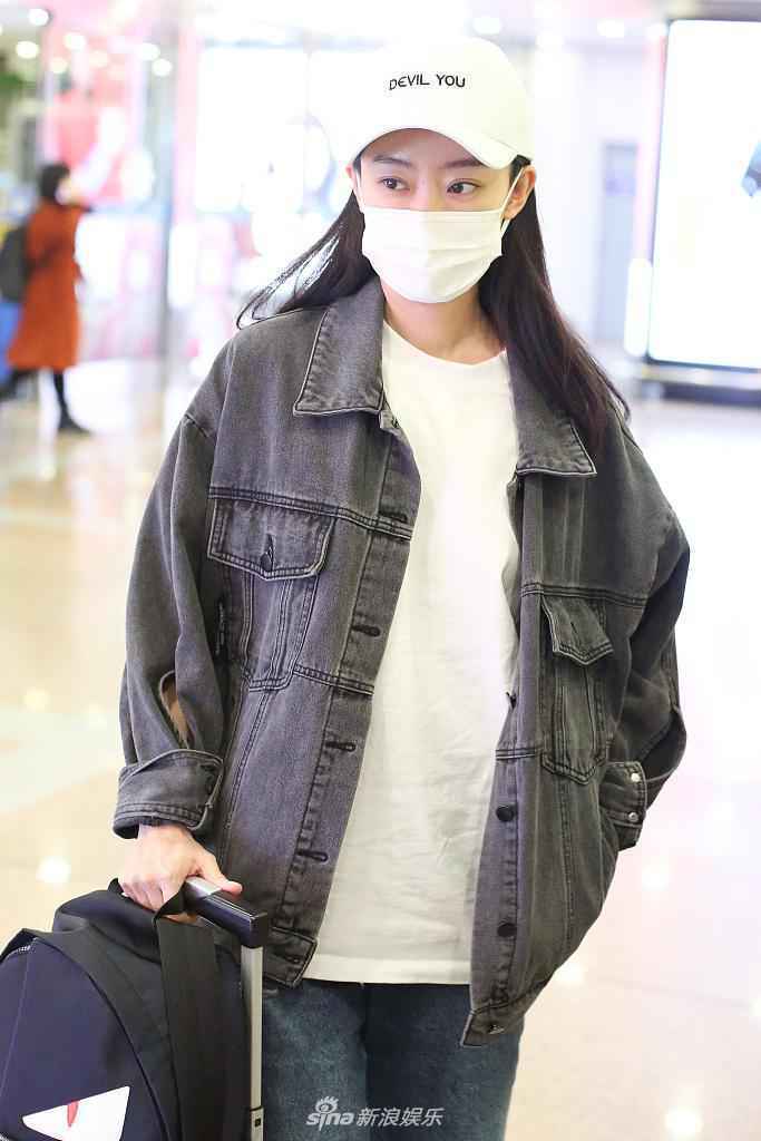 “咱妈”张小斐一身牛仔装走休闲风 获粉丝围拍人气高