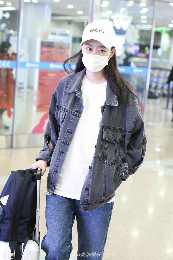 “咱妈”张小斐一身牛仔装走休闲风 获粉丝围拍人气高