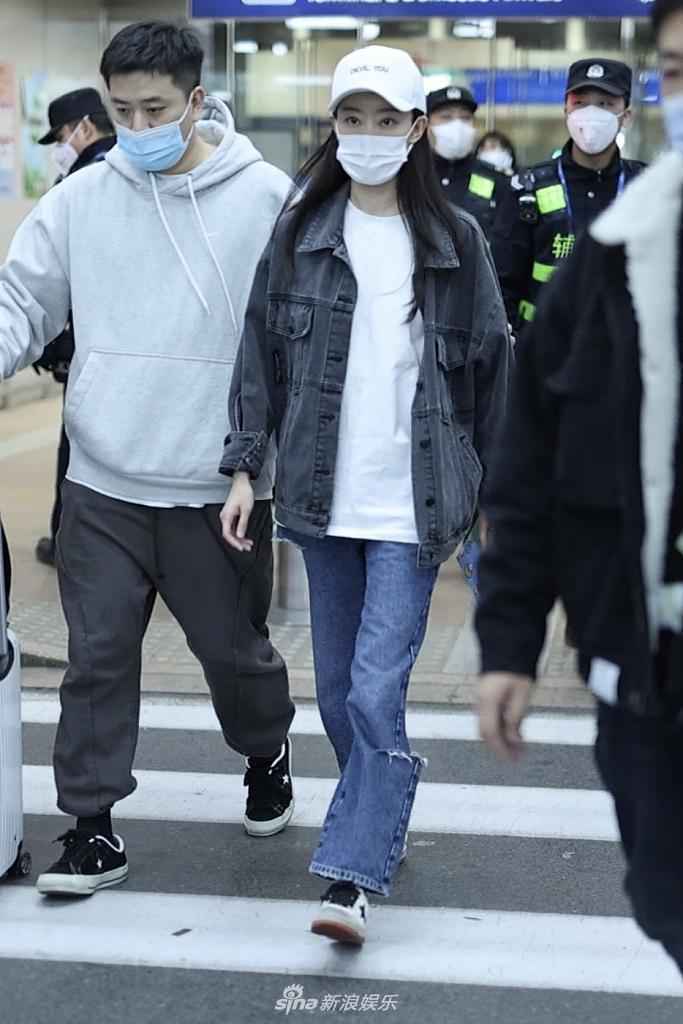 “咱妈”张小斐一身牛仔装走休闲风 获粉丝围拍人气高