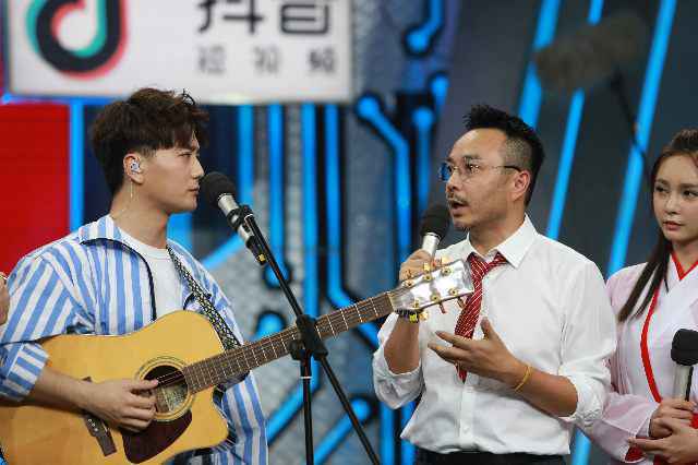 周海媚俞灏明《天天向上》比拼演技 才子陆虎现场即兴创作