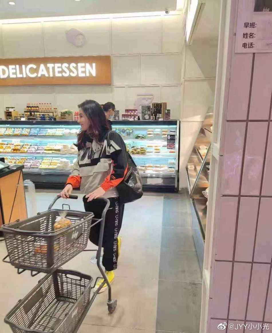 张柏芝长沙逛超市被偶遇 网友大赞女神素颜太美