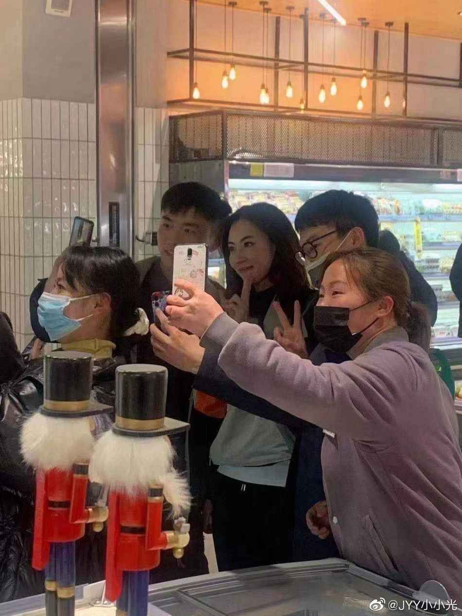 张柏芝长沙逛超市被偶遇 网友大赞女神素颜太美