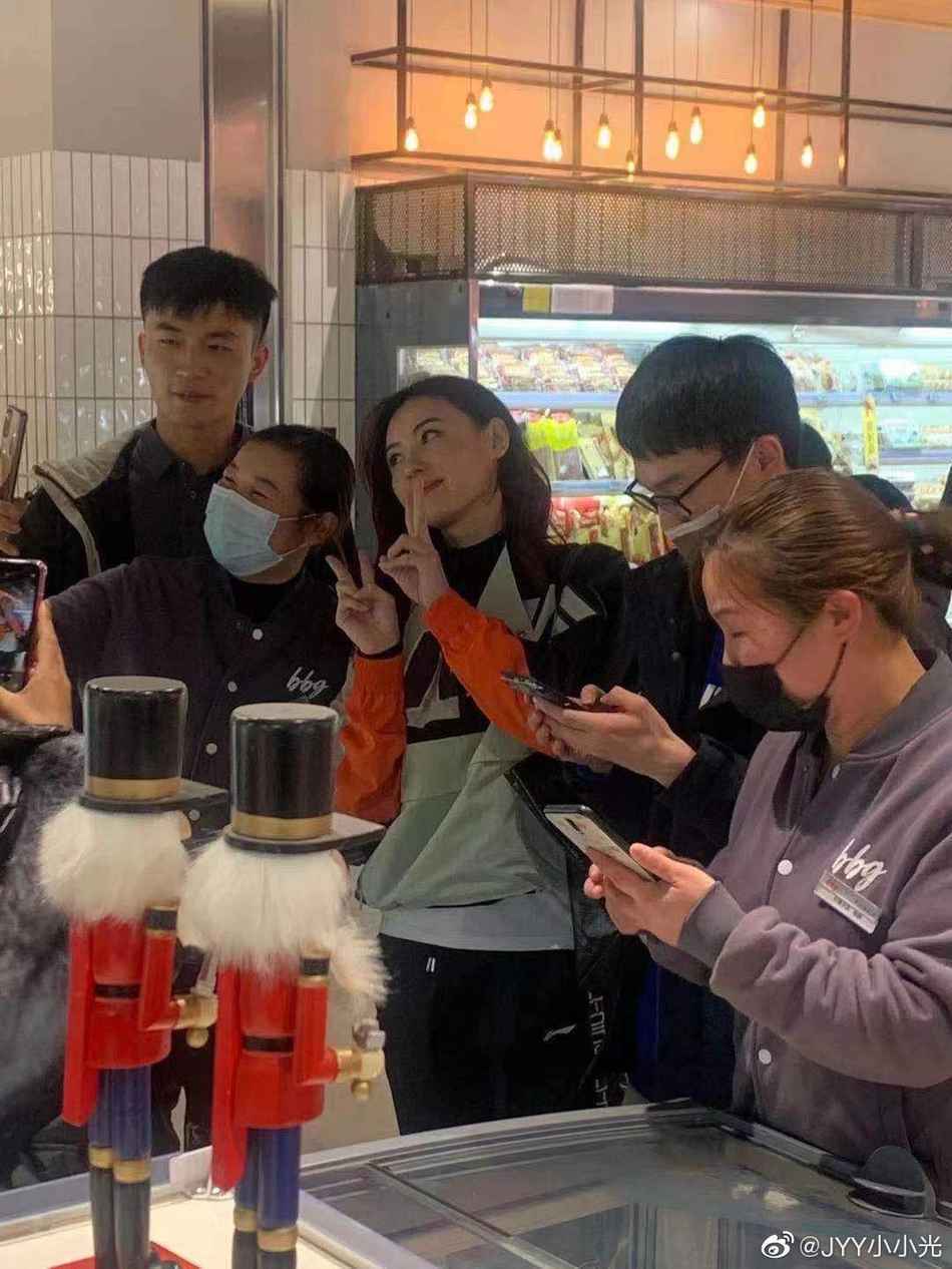 张柏芝长沙逛超市被偶遇 网友大赞女神素颜太美