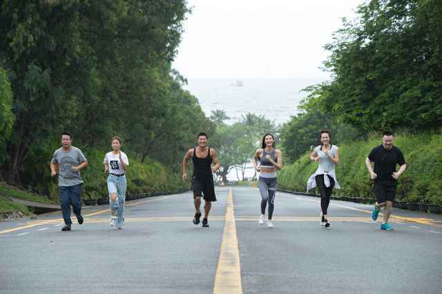 《火力无限》训练照曝光 周开开展飒爽英姿