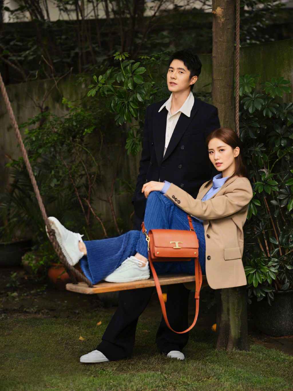 刘诗诗和刘昊然拍时尚大片,明明相差10岁,情侣范CP感爆棚