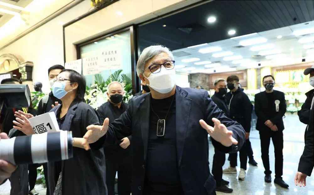 吴孟达葬礼：田启文被问到周星驰有些发烦，星爷一个举动令人点赞