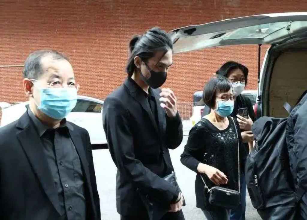 吴孟达葬礼：田启文被问到周星驰有些发烦，星爷一个举动令人点赞