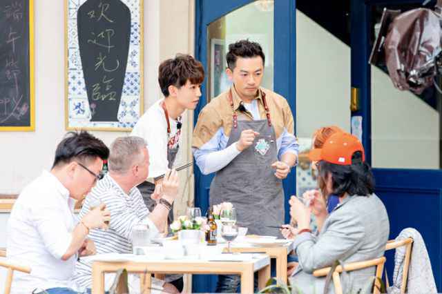 《中餐厅2》苏有朋挑战科尔马特色芝士“臭”晕众人