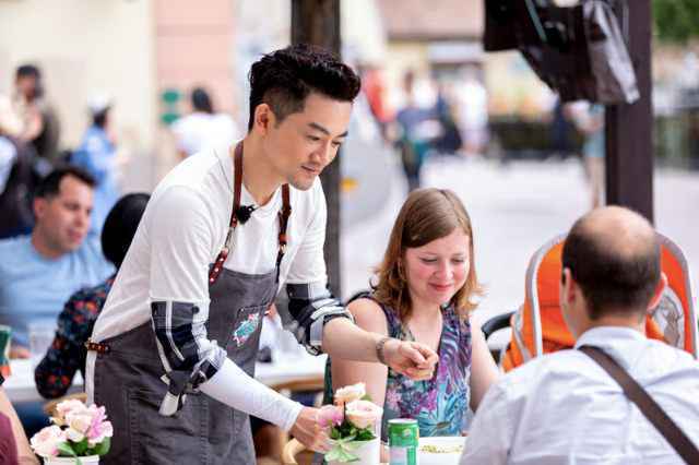 《中餐厅2》苏有朋挑战科尔马特色芝士“臭”晕众人