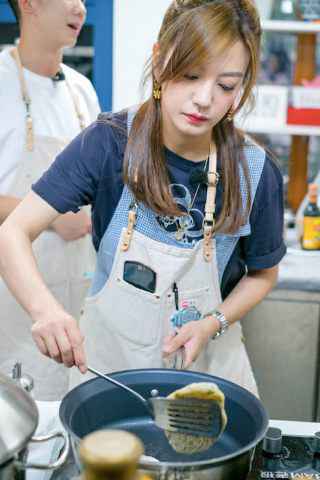 赵薇《中餐厅2》嗨歌联谊派对 鸡汤馄饨引游子乡情