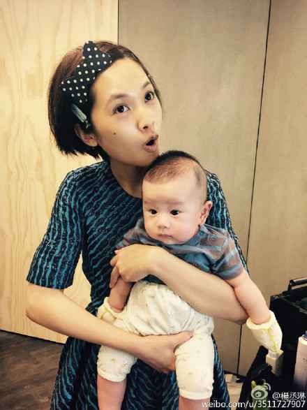 杨丞琳晒抱宝宝照片 网友：快和李荣浩生一个