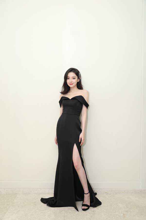 汪小敏高衩裙大秀美腿 和网红同台飙歌 弹幕全喊受不了