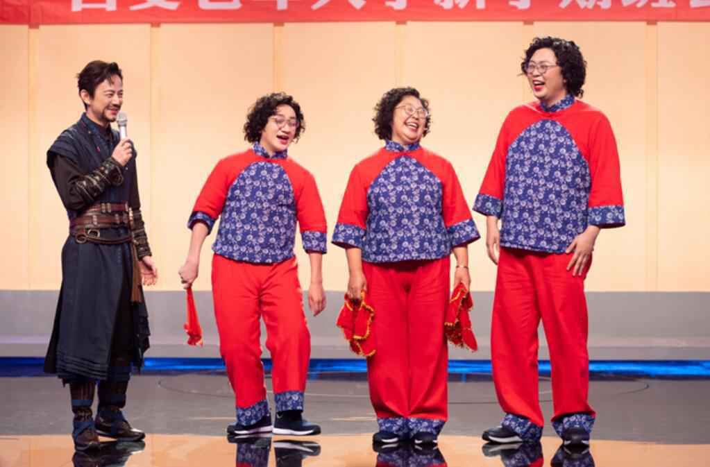《百变大咖秀》王祖蓝再次反串真假“涛妈”热力比拼广场舞