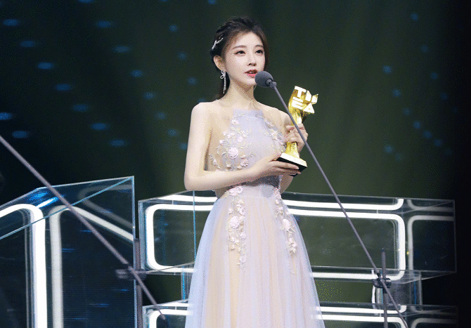 从网络主播转型为专业歌手，冯提莫靠的到底是什么？