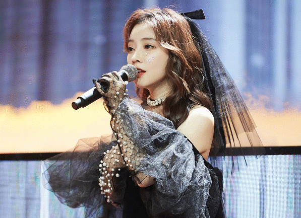 从网络主播转型为专业歌手，冯提莫靠的到底是什么？