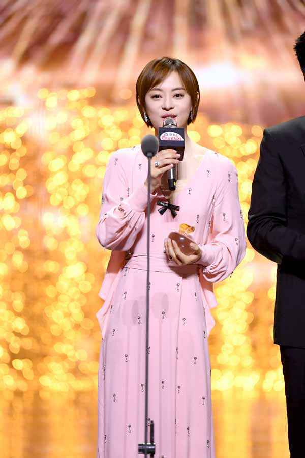 《士兵突击》主创重聚致敬戍边战士 孙俪黄轩摘取“卓越品质之星”荣