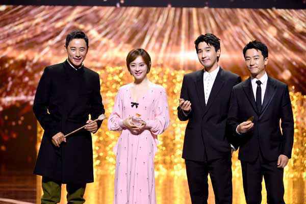 《士兵突击》主创重聚致敬戍边战士 孙俪黄轩摘取“卓越品质之星”荣