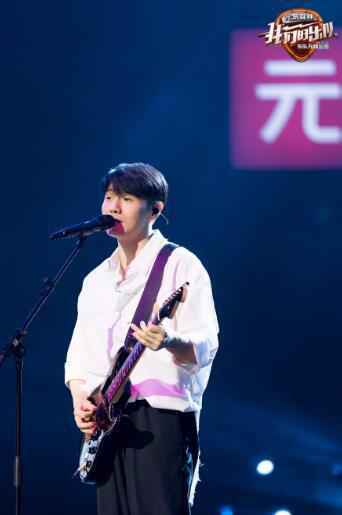 李荣浩助力《我们的乐队》总决赛 与谢霆锋王俊凯萧敬腾实力帮唱