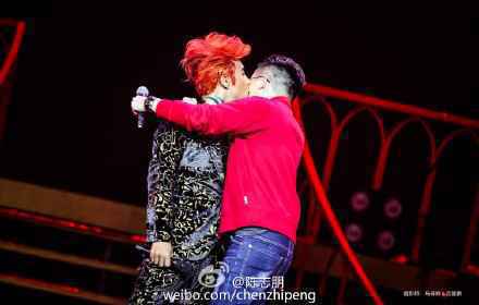 好污!陈志朋亲吻苏有朋脸颊大方示爱