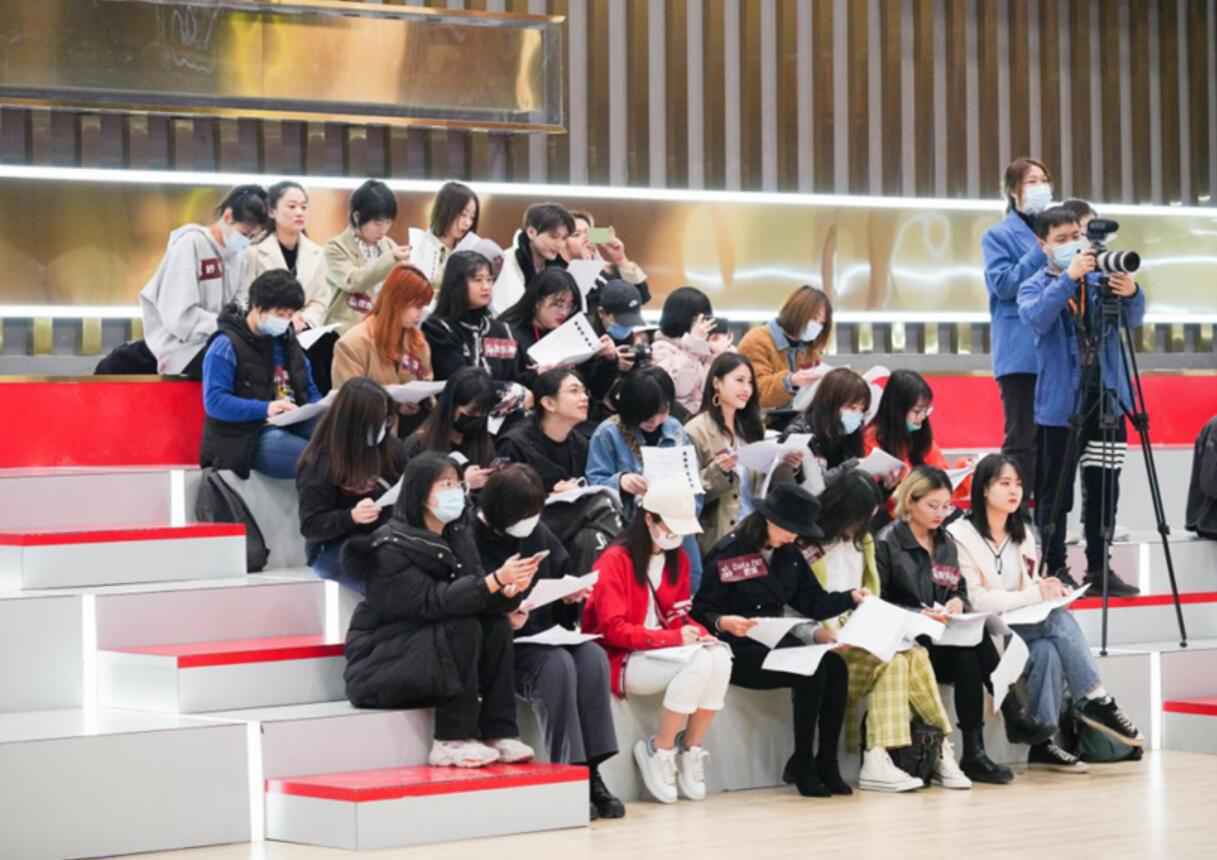 优酷新综《超A女壹号》开录首日,27小花惊艳亮相正面过招犀利辣访