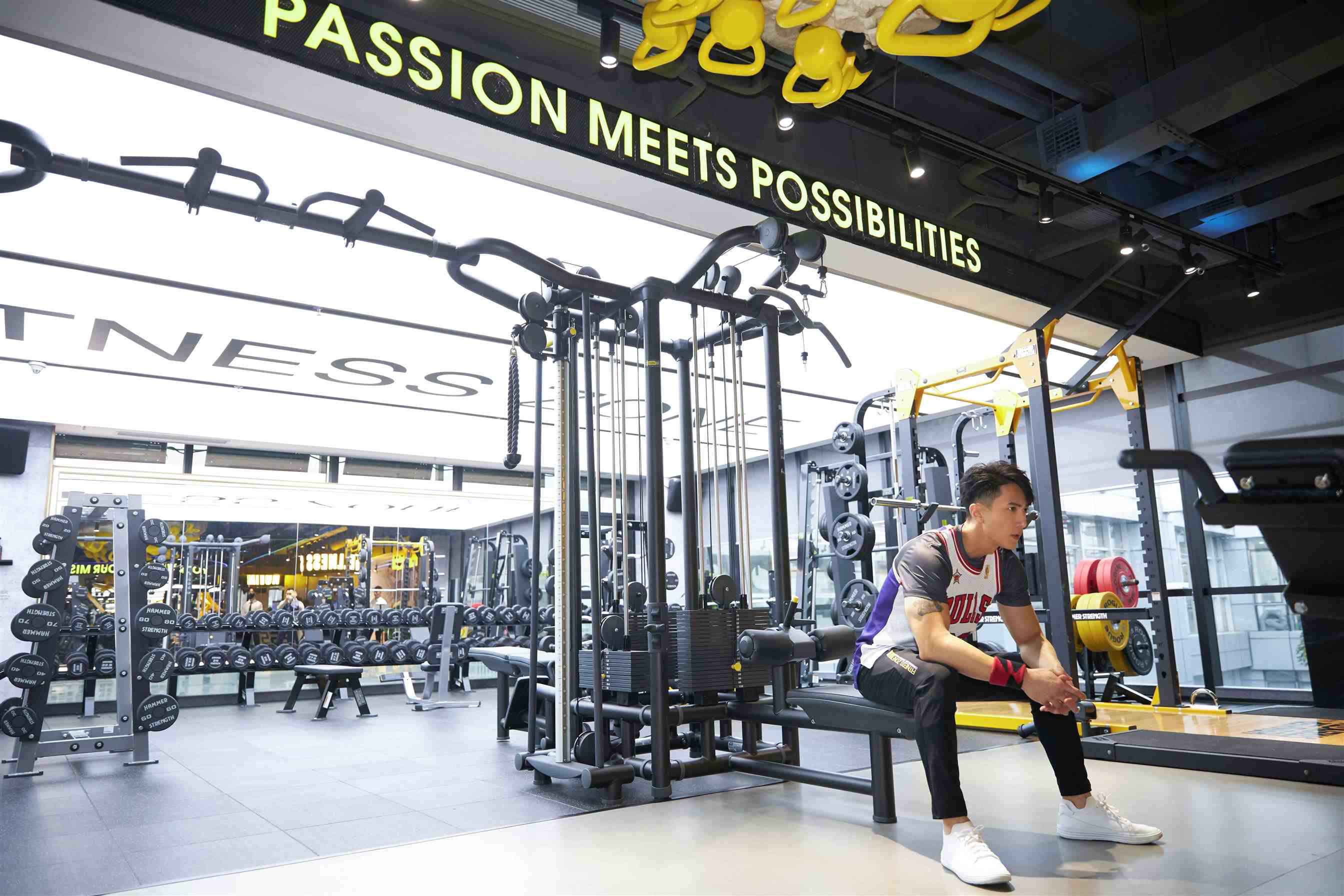 飞纵健身创始人吴尊现身深圳为开业助力 现场分享健康生活