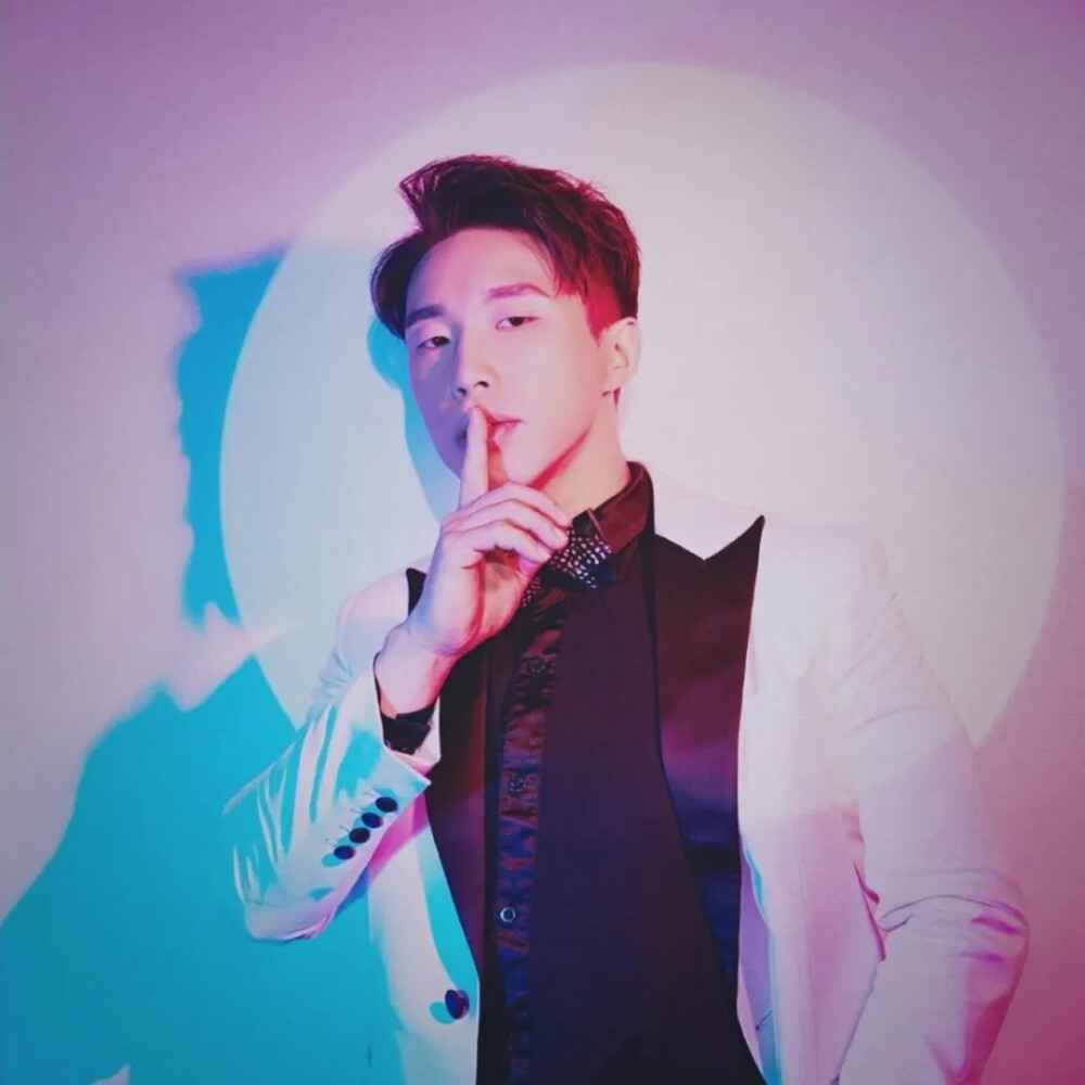 烧饼同妻子晒合照，爸妈一同出镜，爷孙三人宛若模子刻的，太像了